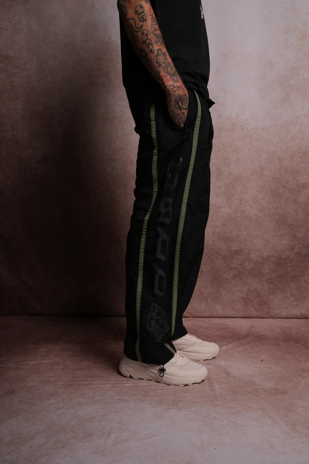 SSDDNFGU REMIND TRACK PANTS IN BLACK/NORSE GREEN