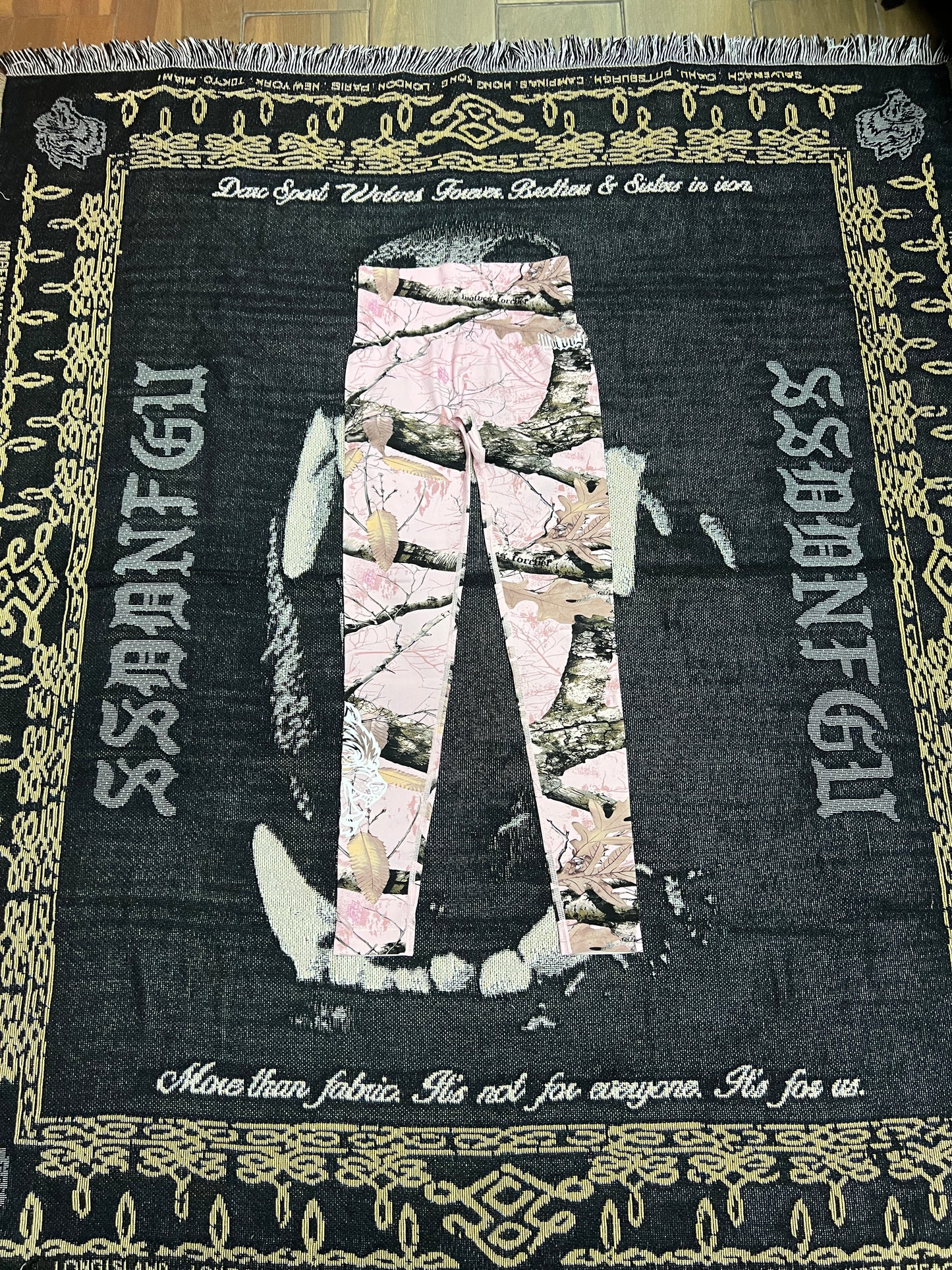 OUR PASSION “EVERSON SEAMLESS” SCRUNCH LEGGINGS OUR PASSION “EVERSON SEAMLESS” SCRUNCH LEGGINGS IN BROWN/LIGHT MAUVE WOODLAND CAMO