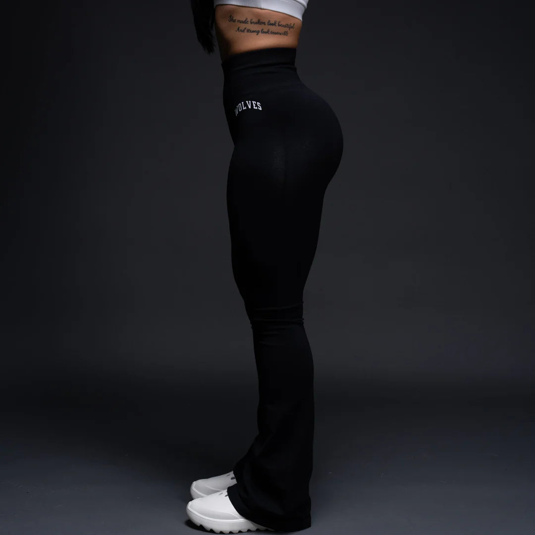 LOYALTY EVERSON SEAMLESS GRACIE FLARE SCRUNCH LEGGINGS IN BLACK