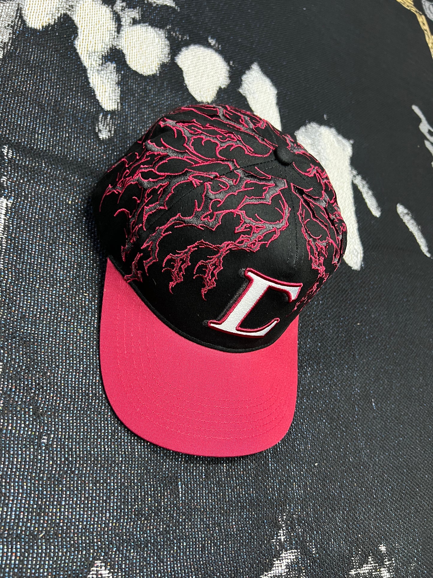 HOLLOW VEINS 5 PANEL STRAPBACK HAT IN BLACK/CHERRY RED
