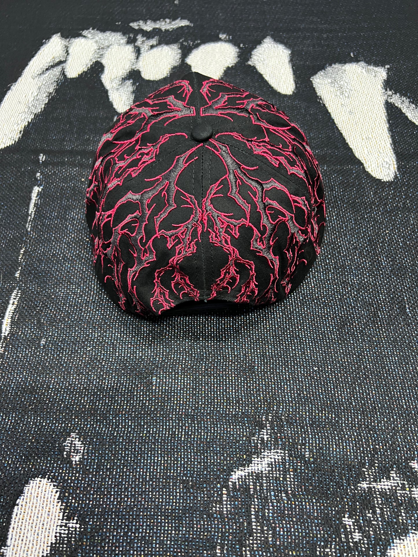 HOLLOW VEINS 5 PANEL STRAPBACK HAT IN BLACK/CHERRY RED