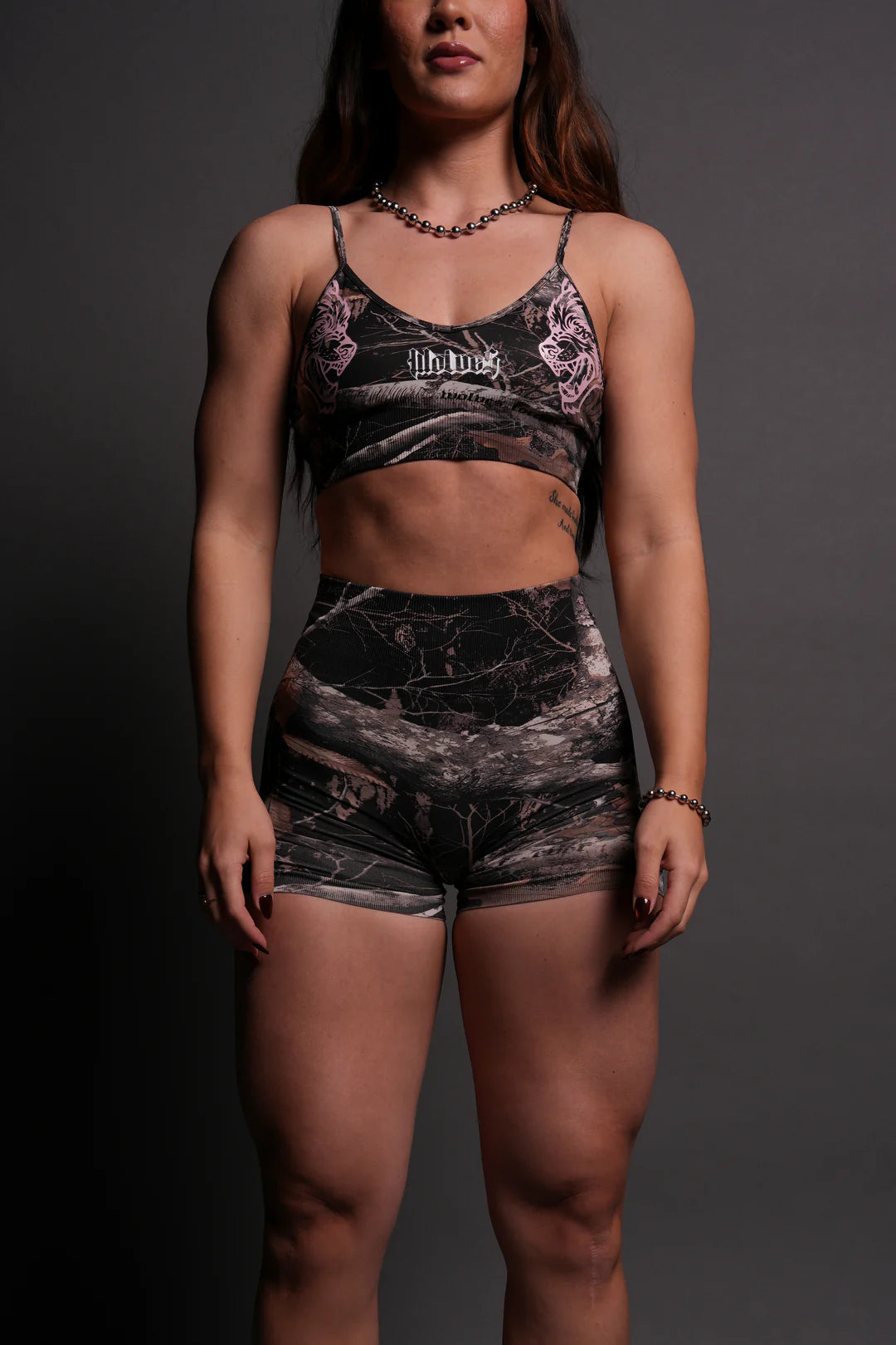 DUAL WOLF EVERSON SEAMLESS SHORT IN DARC BROWN WOODLAND