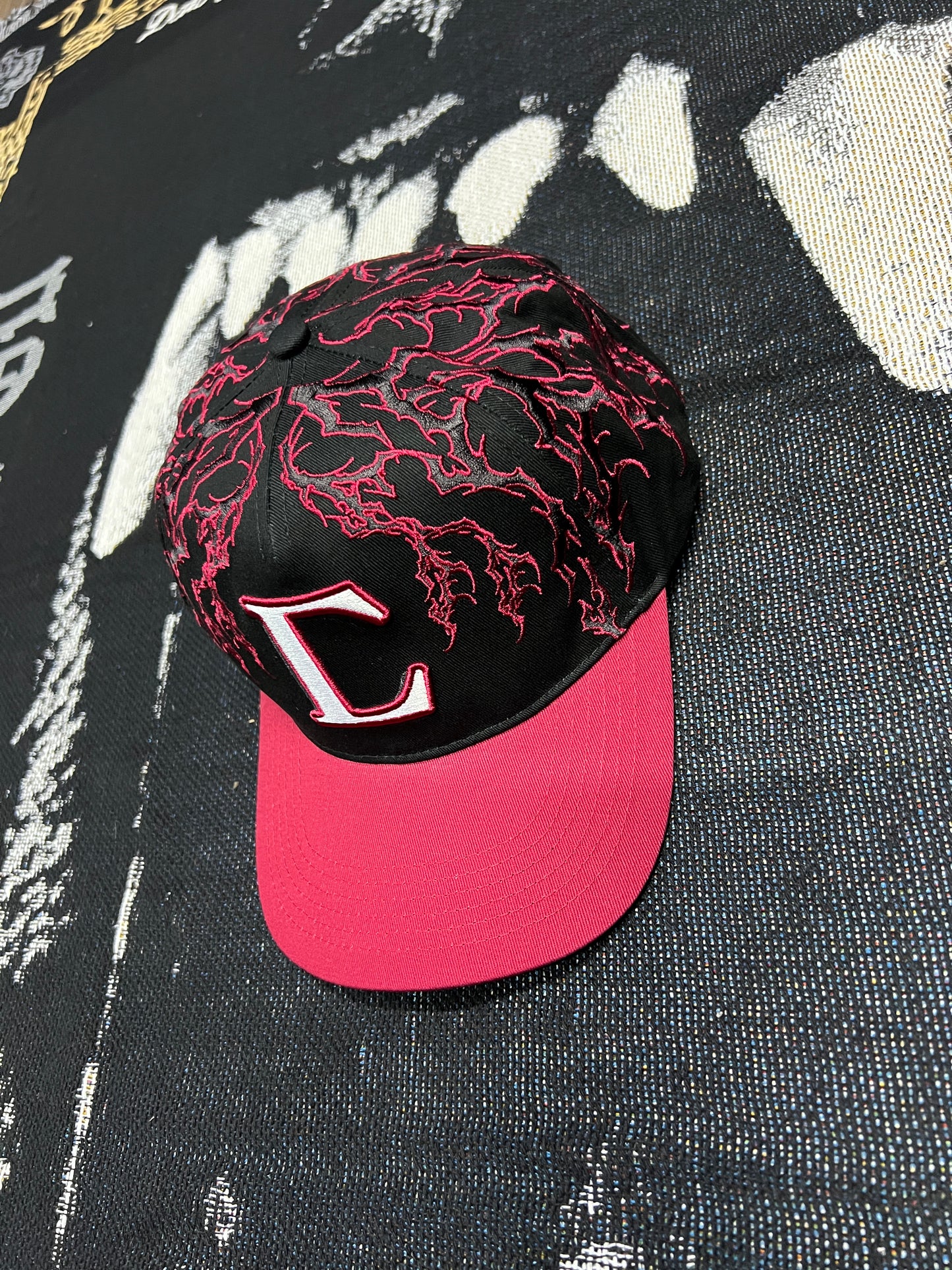 HOLLOW VEINS 5 PANEL STRAPBACK HAT IN BLACK/CHERRY RED