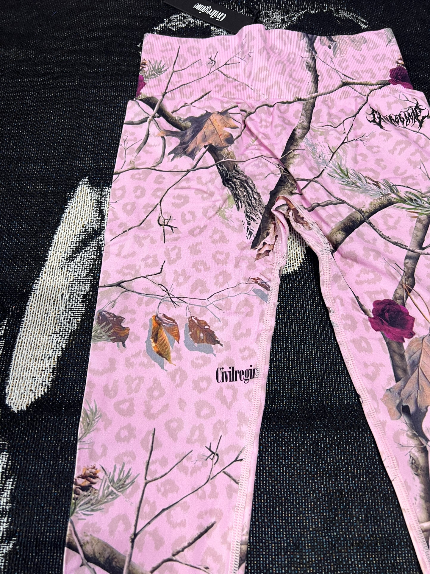 CONCRETE FOREST KELLY SEAMLESS SCRUNCH LEGGINGS