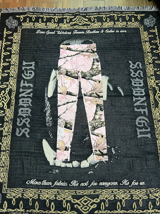 OUR PASSION “EVERSON SEAMLESS” SCRUNCH LEGGINGS OUR PASSION “EVERSON SEAMLESS” SCRUNCH LEGGINGS IN BROWN/LIGHT MAUVE WOODLAND CAMO