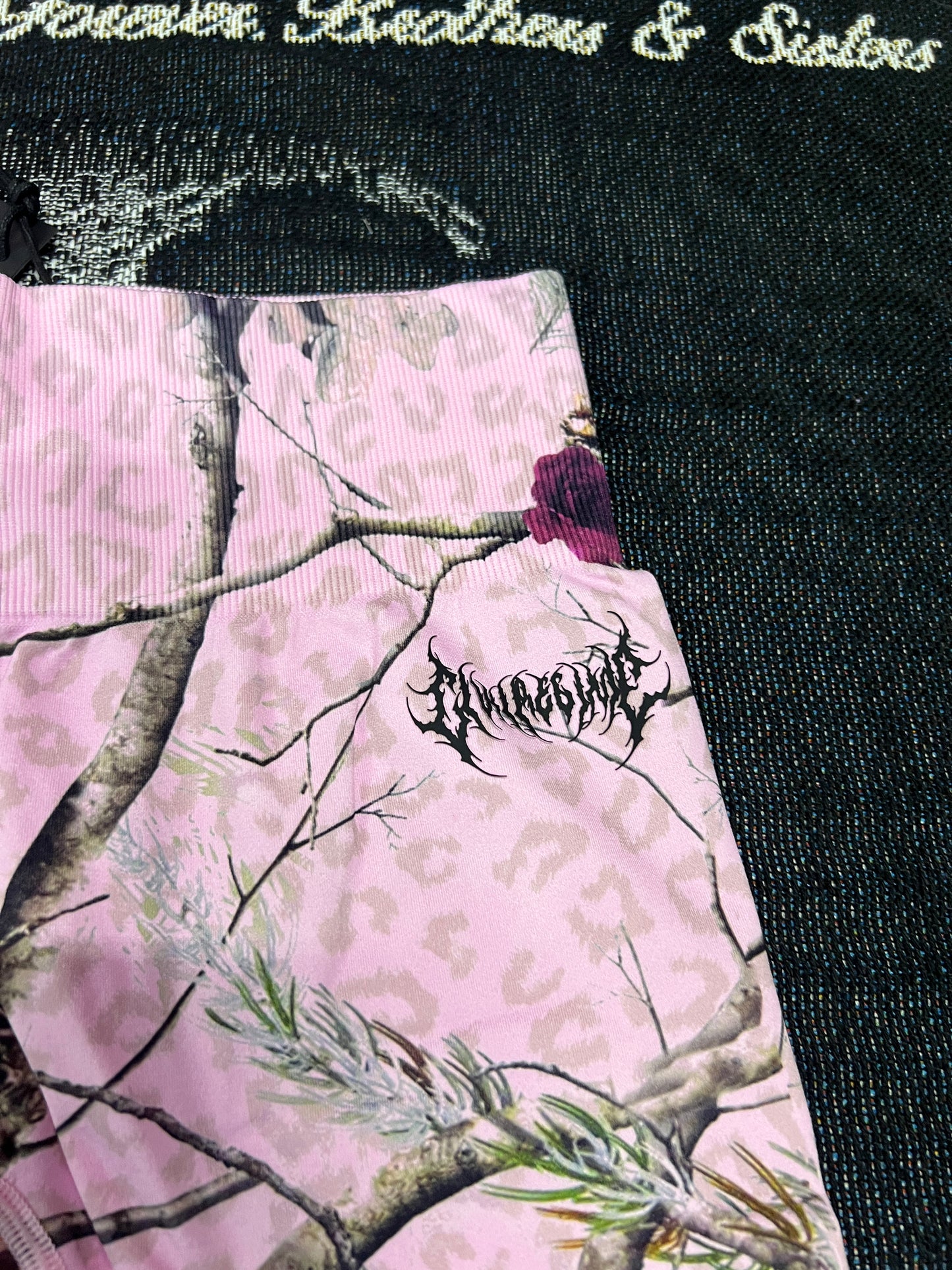 CONCRETE FOREST KELLY SEAMLESS SCRUNCH LEGGINGS