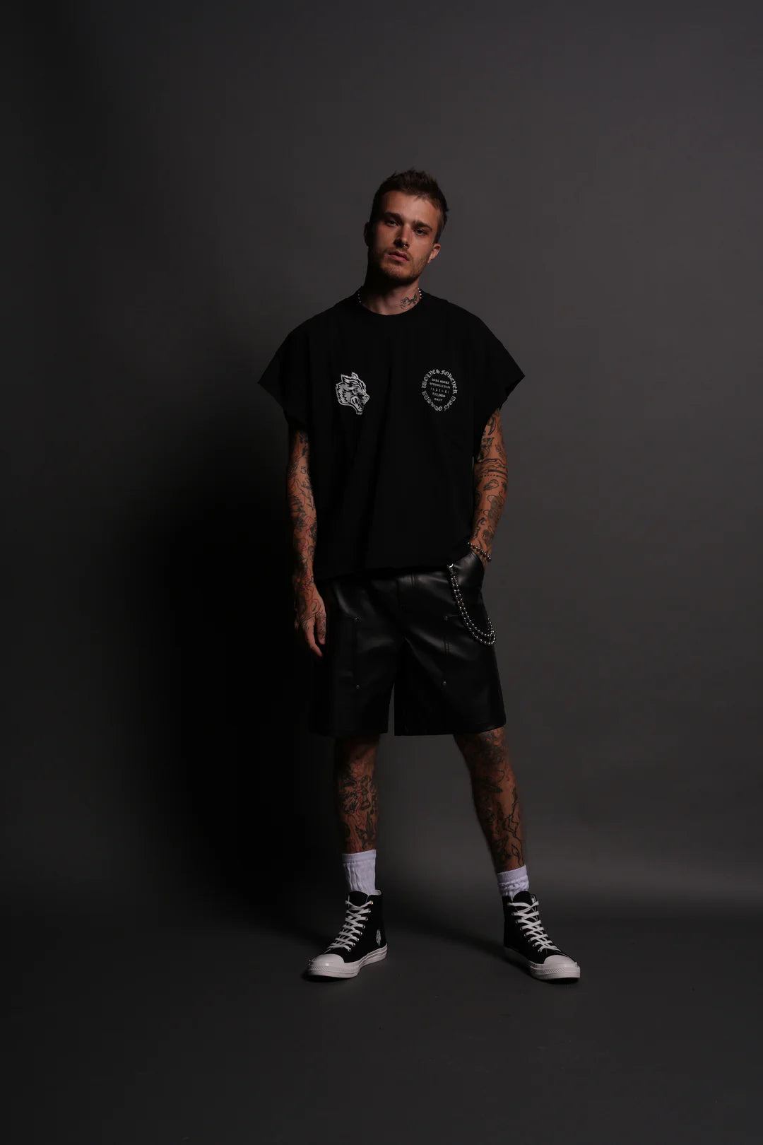 WARRIOR'S FIRE GRUNGE CUT-OFF TEE IN BLACK