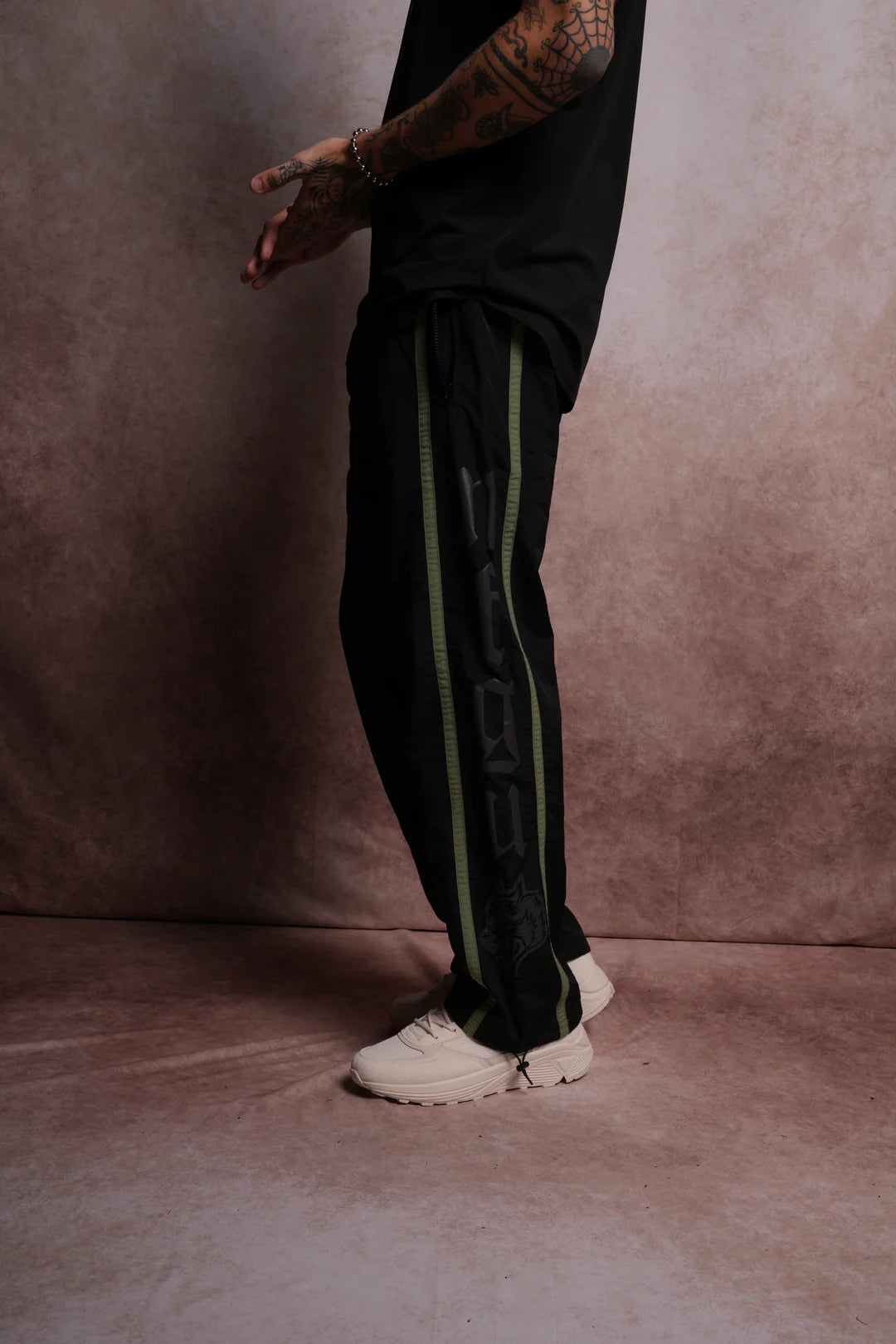 SSDDNFGU REMIND TRACK PANTS IN BLACK/NORSE GREEN