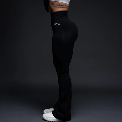 LOYALTY EVERSON SEAMLESS GRACIE FLARE SCRUNCH LEGGINGS IN BLACK