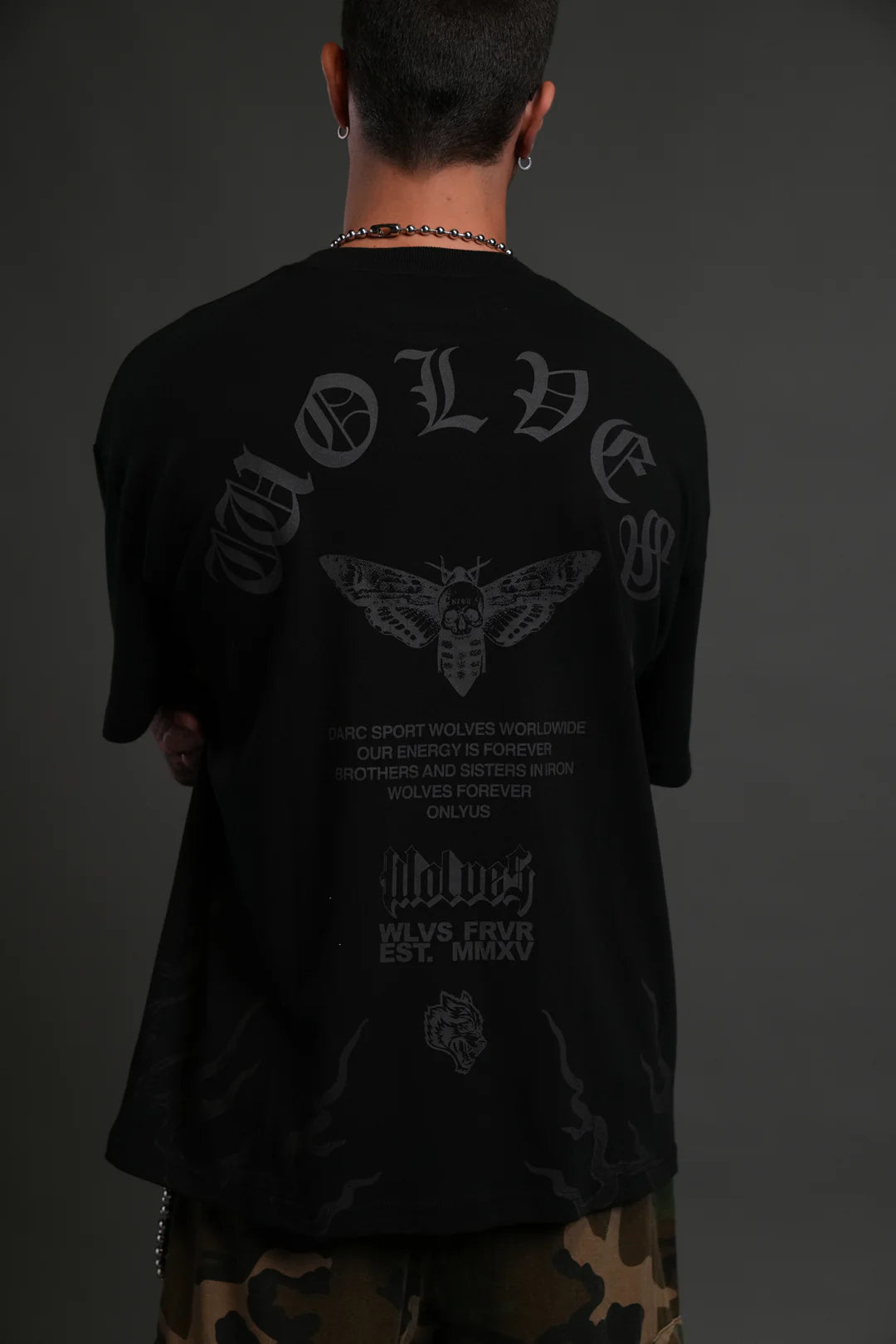 WOLVES NEVER BACK DOWN PREMIUM OVERSIZED TEE IN BLACK