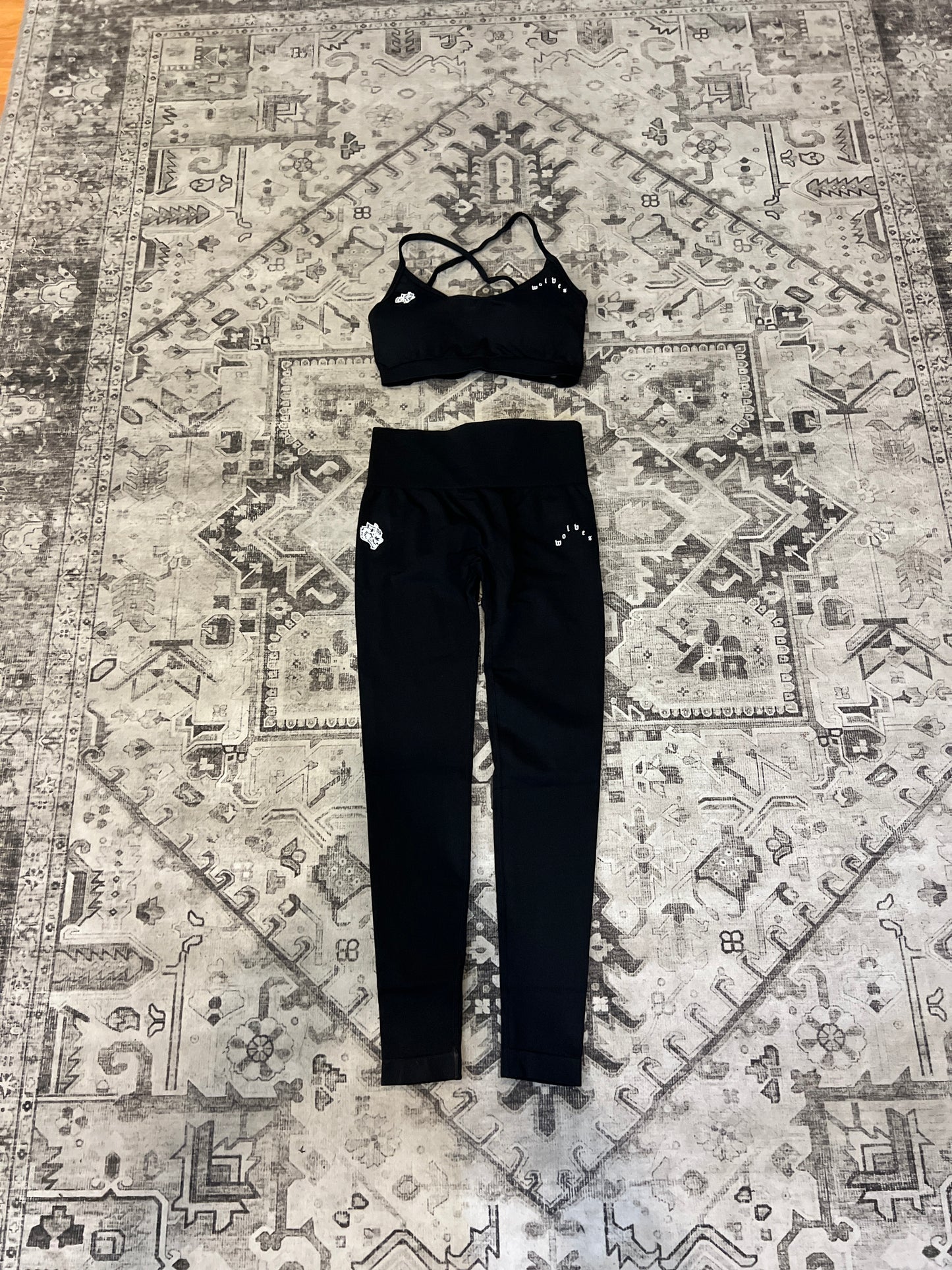 Wolves Pyramid Soft Seamless Set in Black