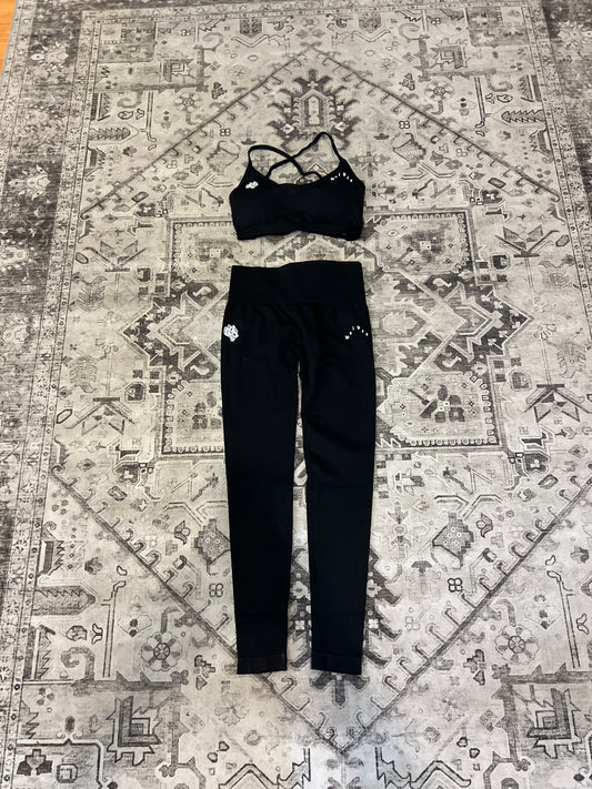 Wolves Pyramid Soft Seamless Set in Black