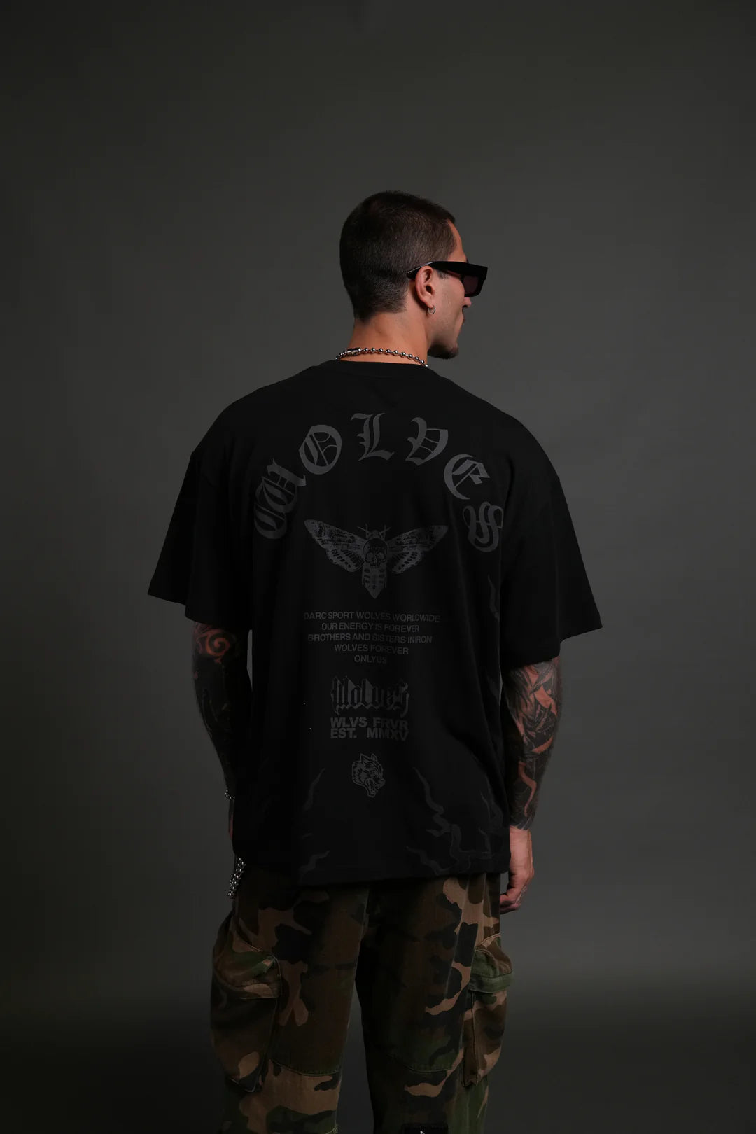 WOLVES NEVER BACK DOWN PREMIUM OVERSIZED TEE IN BLACK