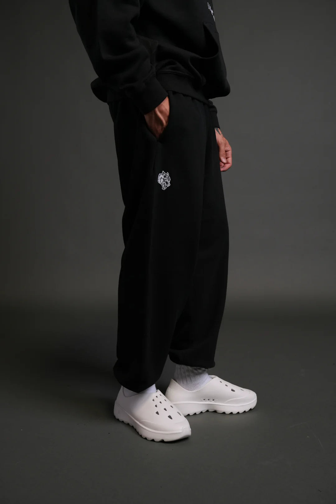 WOLF CHOPPER LOUNGER SWEAT PANTS IN BLACK
