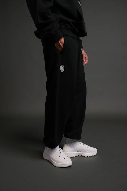 WOLF CHOPPER LOUNGER SWEAT PANTS IN BLACK