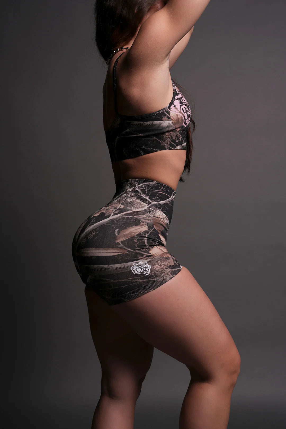 DUAL WOLF EVERSON SEAMLESS SHORT IN DARC BROWN WOODLAND