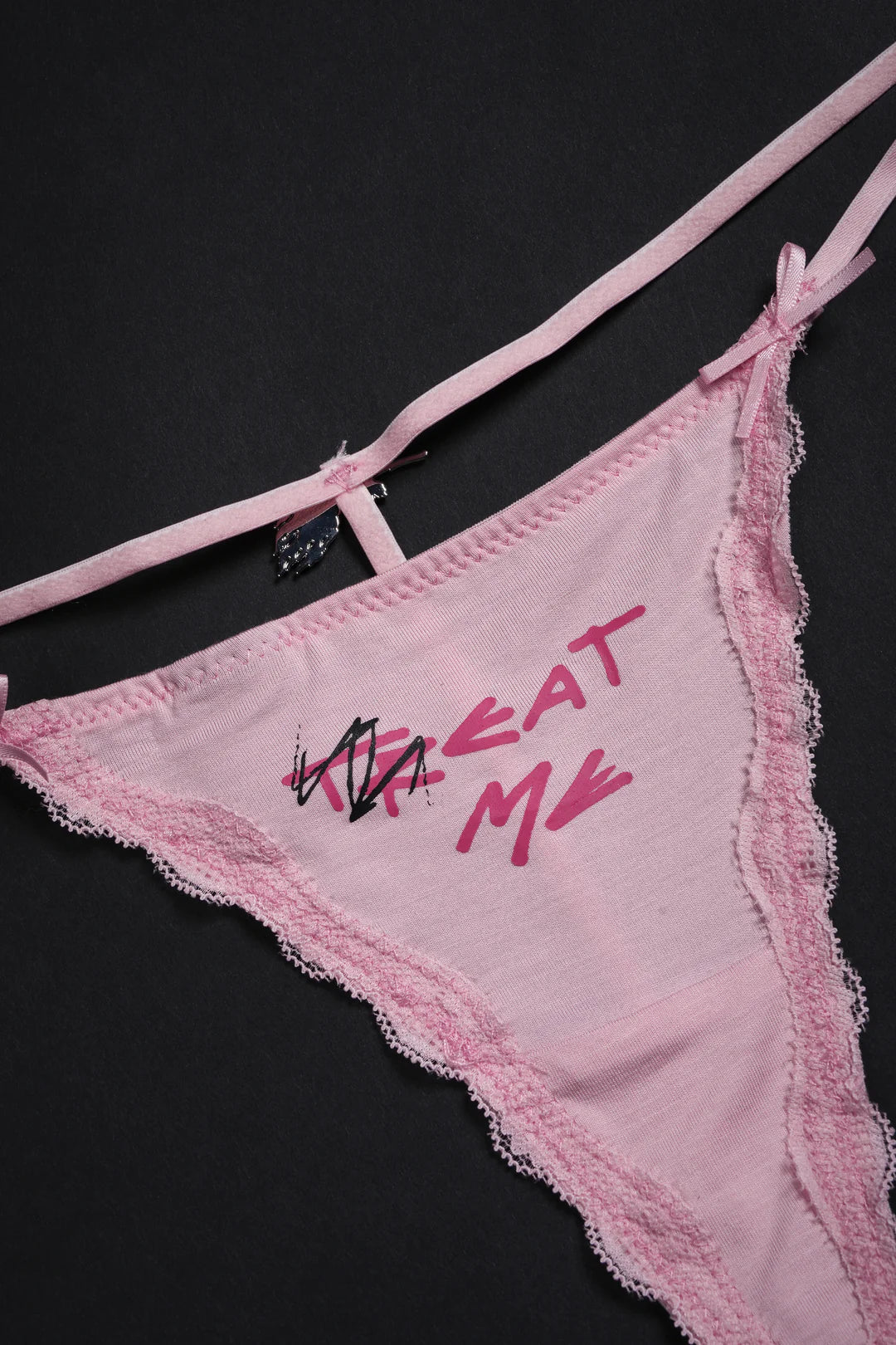 TREAT ME CHARMED THONG SET IN BLACK AND PINK