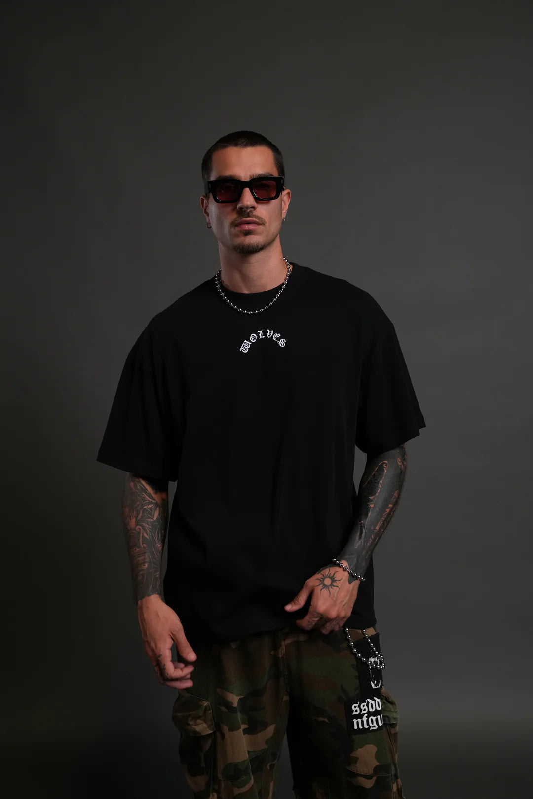 WOLVES NEVER BACK DOWN PREMIUM OVERSIZED TEE IN BLACK