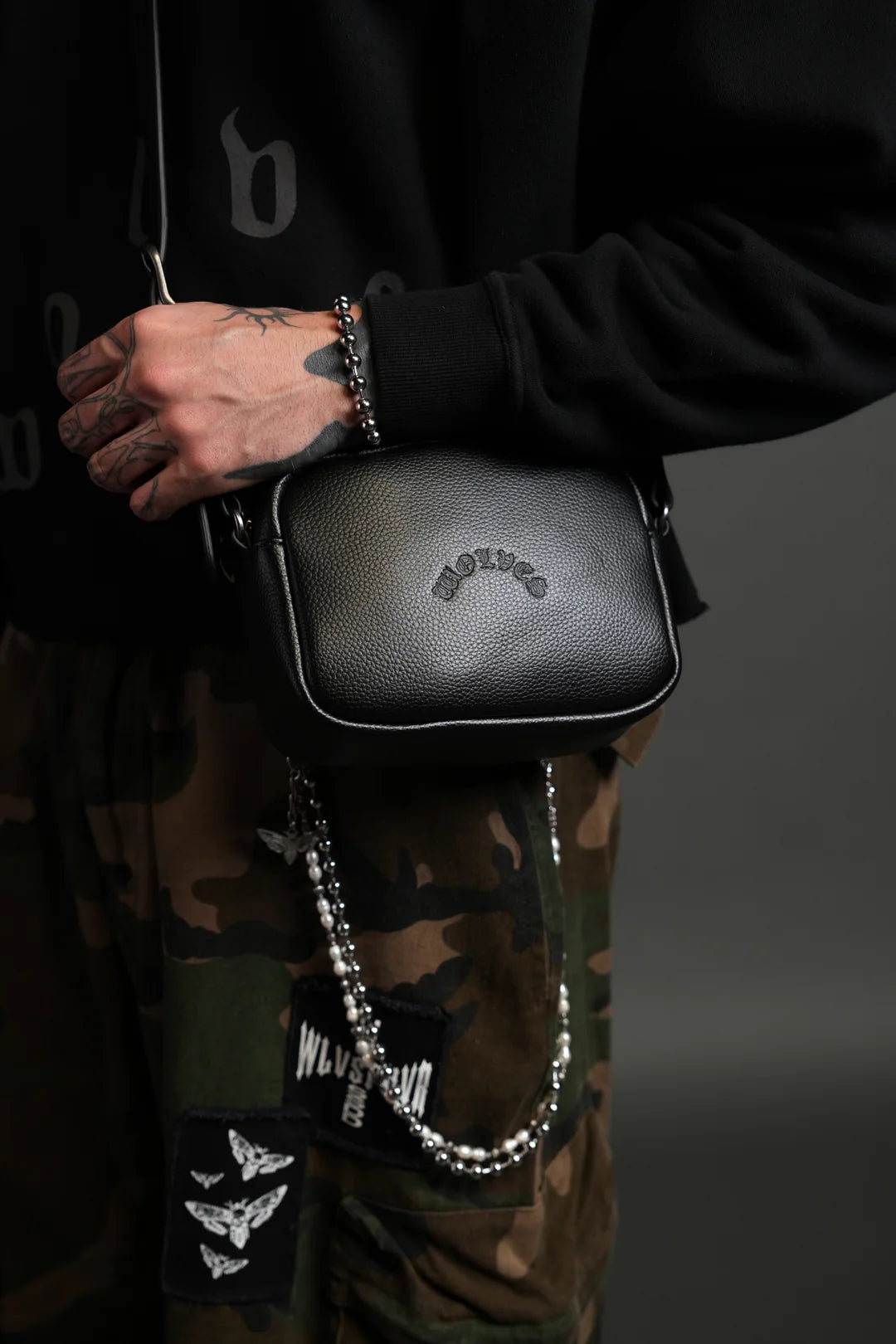 WOLVES CHOPPER BLADE LEATHER SIDE BAG IN BLACK