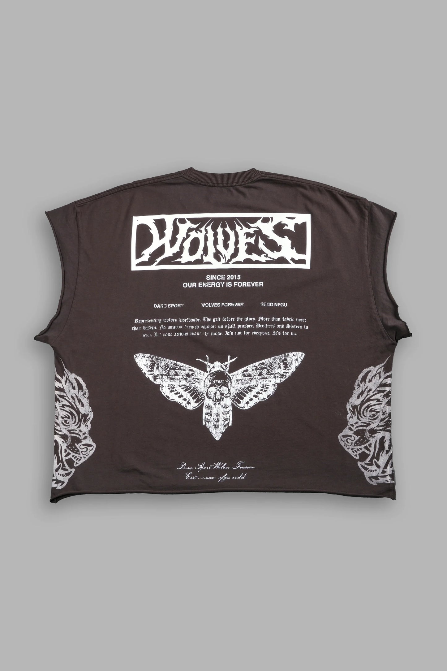 Death's-Head Grunge Cut-Off Mid Length Raw Hem Tee in Darc Brown Drift Wash