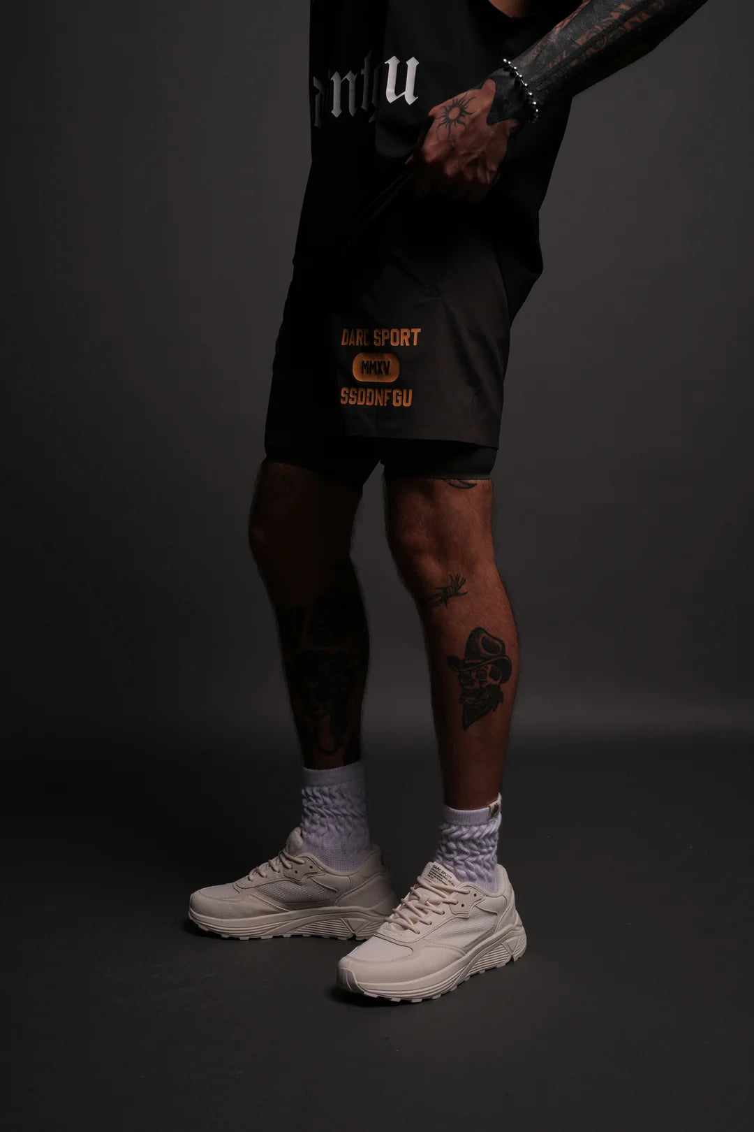 WOLVES FOREVER COMPRESSION SHORTS IN WOLF GRAY