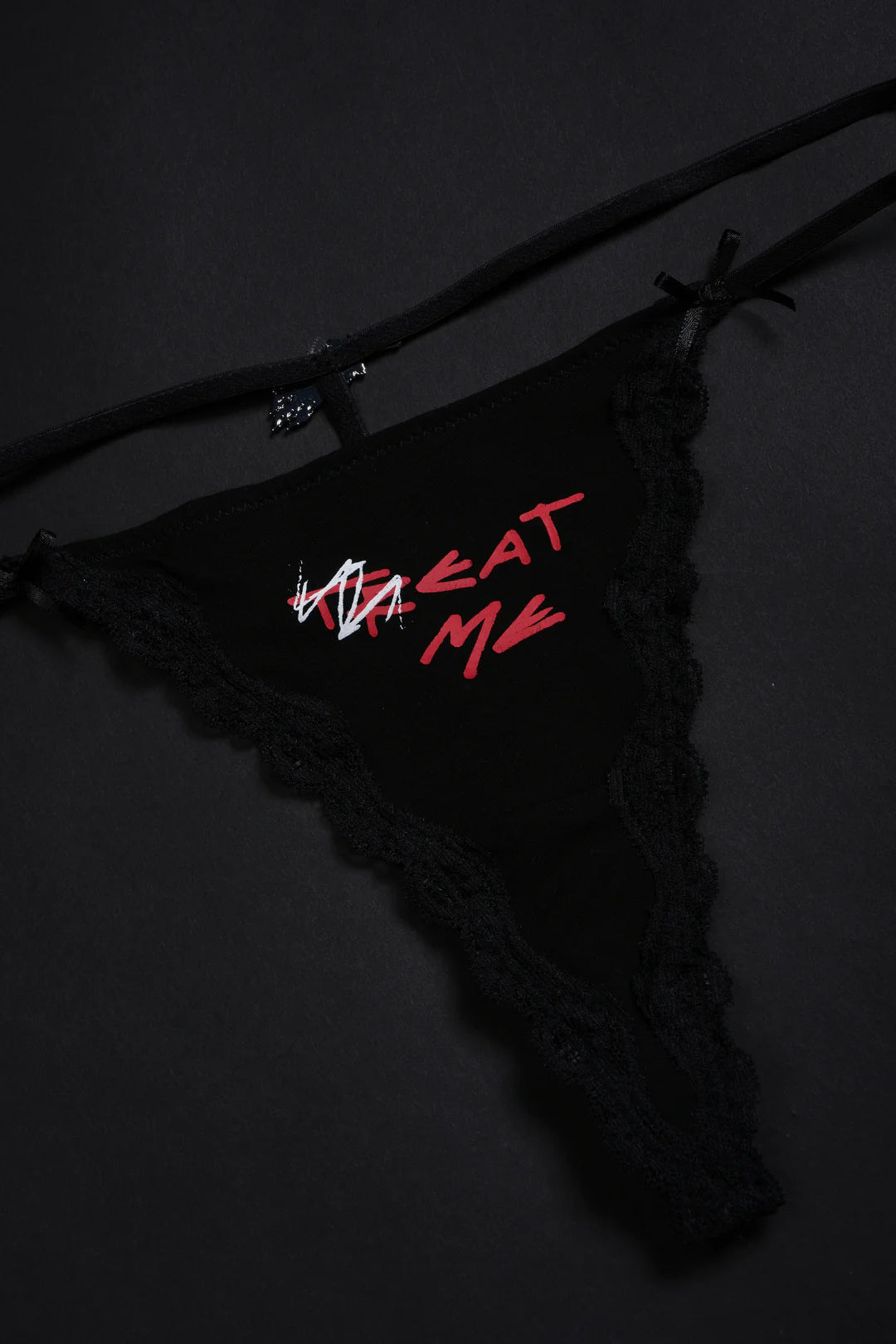 TREAT ME CHARMED THONG SET IN BLACK AND PINK