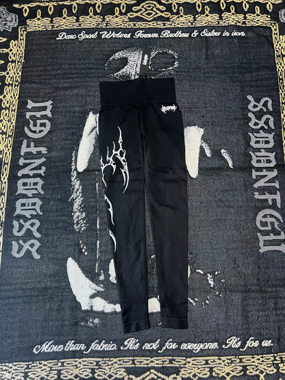 MIDNIGHT VEINS KELLY SEAMLESS SCRUNCH LEGGINGS IN BLACK