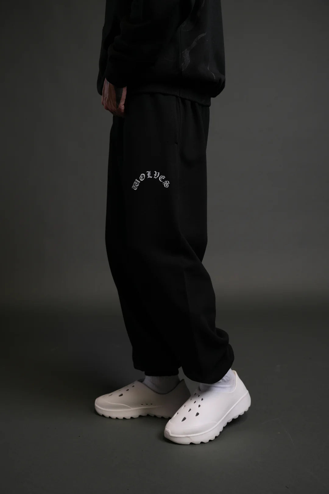 WOLF CHOPPER LOUNGER SWEAT PANTS IN BLACK