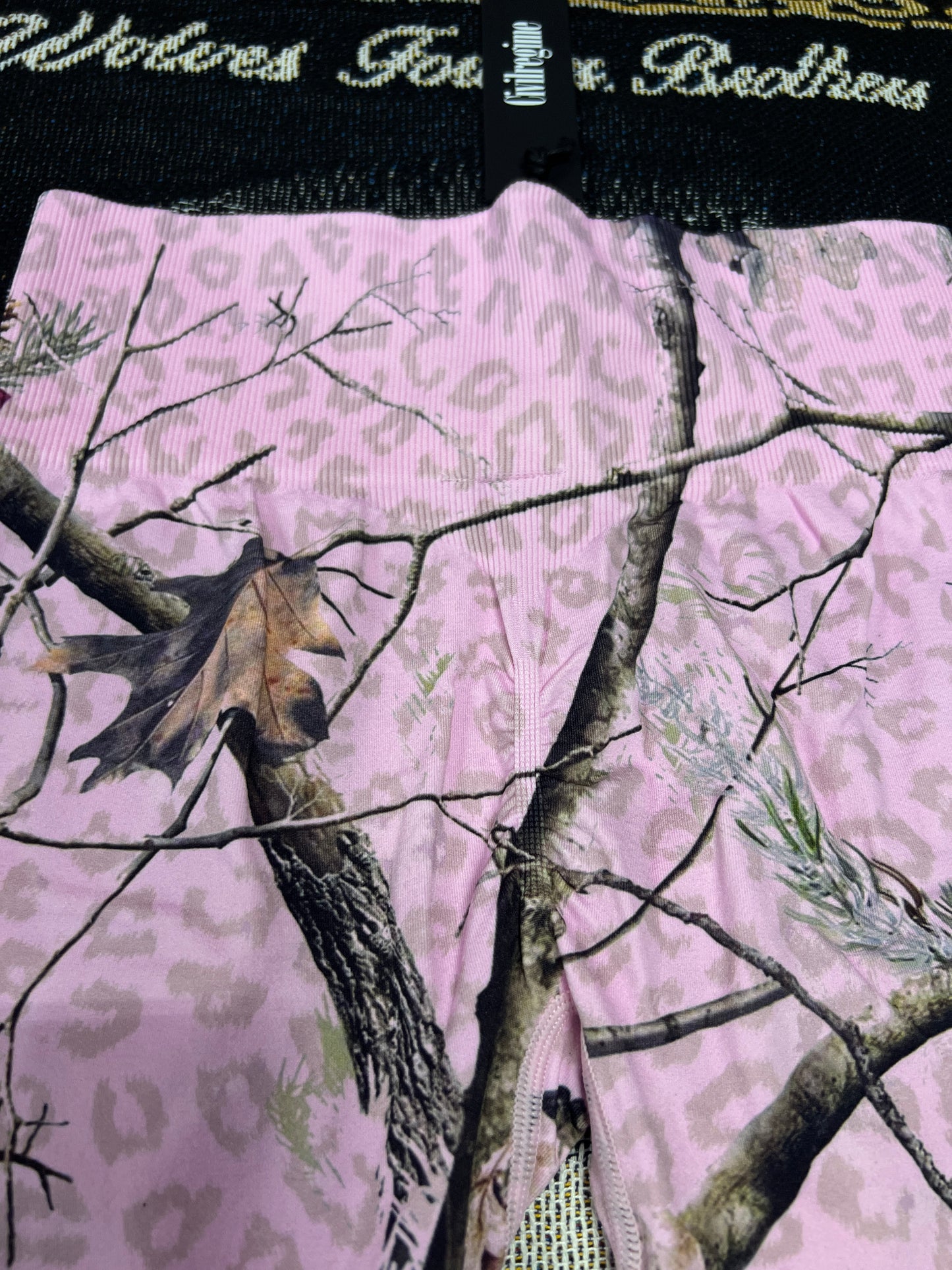 CONCRETE FOREST KELLY SEAMLESS SCRUNCH LEGGINGS