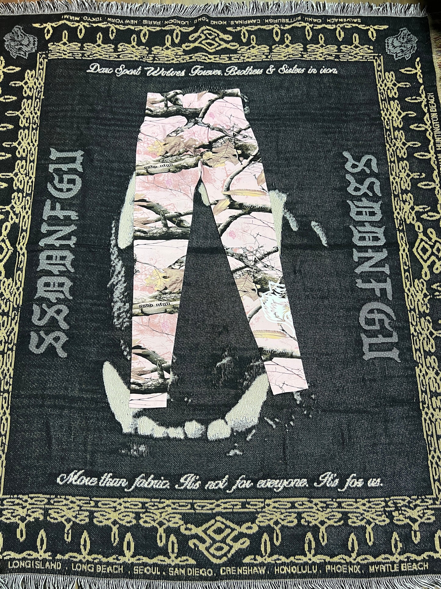 OUR PASSION “EVERSON SEAMLESS” SCRUNCH LEGGINGS OUR PASSION “EVERSON SEAMLESS” SCRUNCH LEGGINGS IN BROWN/LIGHT MAUVE WOODLAND CAMO